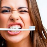 Болят зубы во время чистки