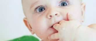 ребенок сует пальцы в рот